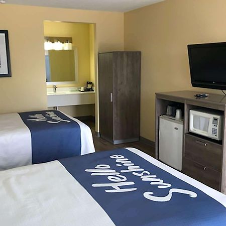 Days Inn By Wyndham Cape Carteret Near Emerald Isle Exterior photo