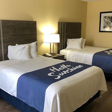 Days Inn By Wyndham Cape Carteret Near Emerald Isle Exterior photo