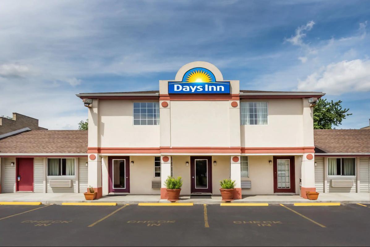 Days Inn By Wyndham Cape Carteret Near Emerald Isle Exterior photo
