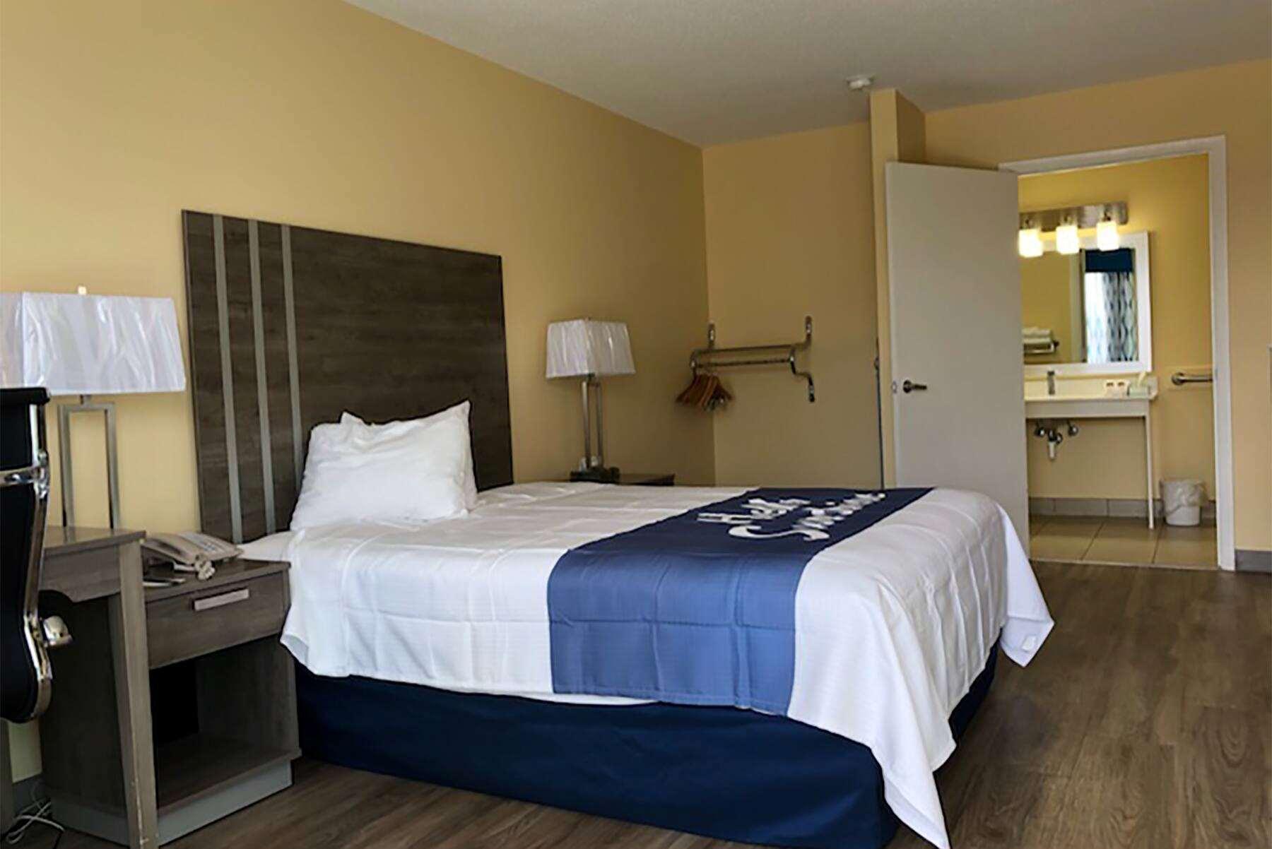 Days Inn By Wyndham Cape Carteret Near Emerald Isle Exterior photo